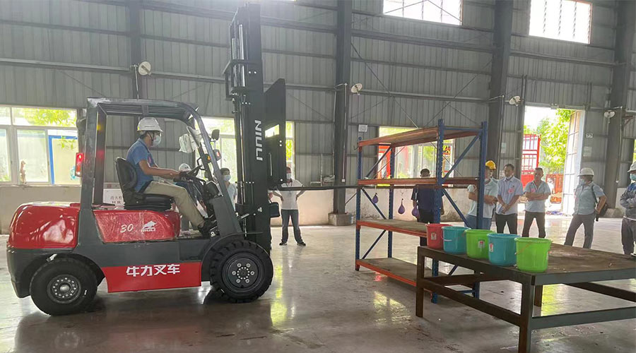 比技能 展風(fēng)采！金環(huán)電器參與鶴城鎮(zhèn)第二屆企業(yè)職工叉車(chē)技能競(jìng)賽